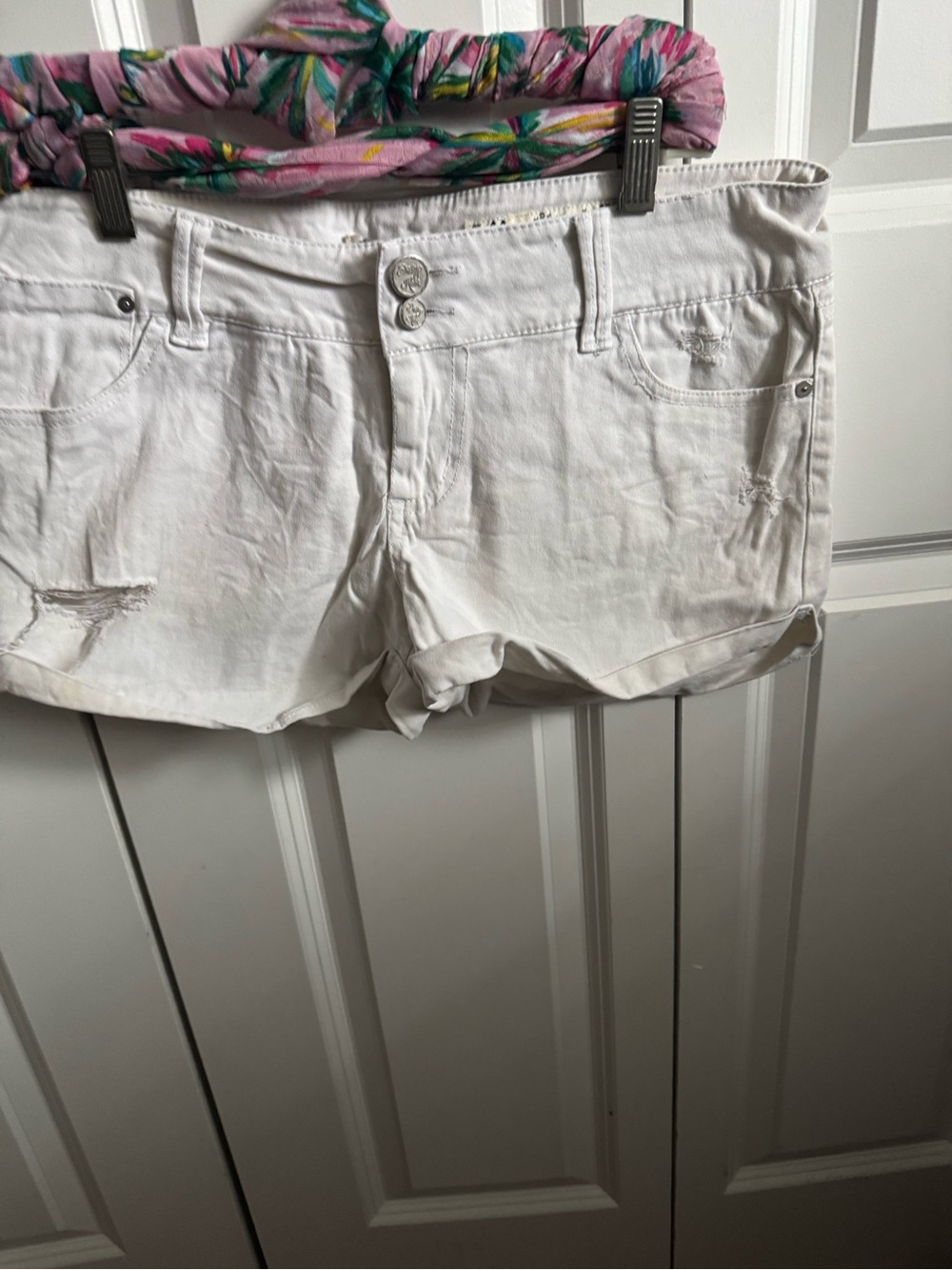 🌟 4 for $20🌟
Indigo Rein White Distressed Denim Shorts